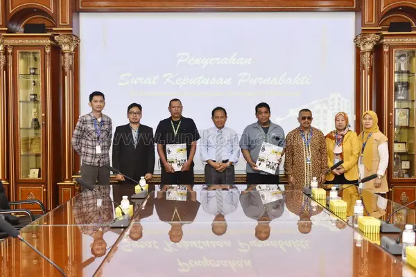 Rektor Serahkan Surat Keputusan Kepada Karyawan UNIKOM yang Berakhir Masa Kerja (Purnabakti)